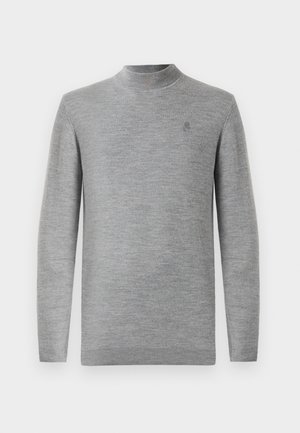 Hellgrauer, langärmliger Strickpullover mit Stehkragen und dezentem Logo auf der linken Brust, präsentiert vor einem schlichten Hintergrund.