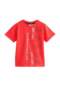 Camiseta de algodón roja con mangas cortas, que presenta un texto y diseños en negro atrevidos en la parte frontal, incluyendo "BAKER" y múltiples coordenadas de ciudades.