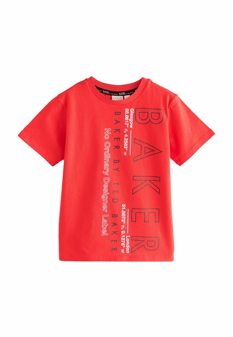 Camiseta de algodón roja con mangas cortas, que presenta un texto y diseños en negro atrevidos en la parte frontal, incluyendo "BAKER" y múltiples coordenadas de ciudades.