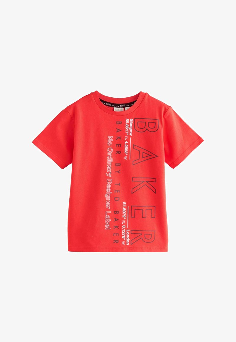 Camiseta de algodón roja con mangas cortas, que presenta un texto y diseños en negro atrevidos en la parte frontal, incluyendo "BAKER" y múltiples coordenadas de ciudades.