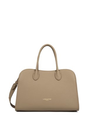 Sac à main en cuir beige avec deux poignées, une bandoulière détachable et le logo « Lancaster Paris » centré sur le devant.