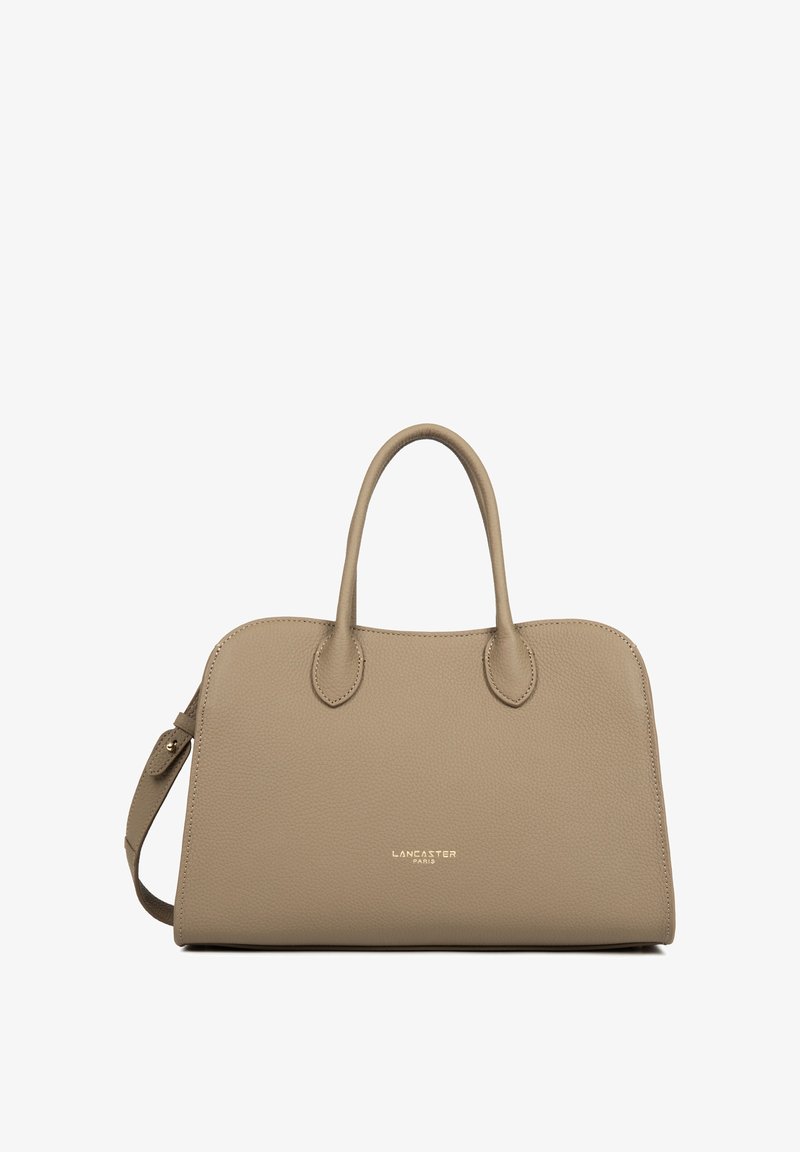 Sac à main en cuir beige avec deux poignées, une bandoulière détachable et le logo « Lancaster Paris » centré sur le devant.