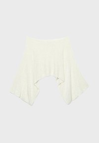 Krémovo biely pletený zábal s asymetrickým lemom a širokými, voľne padajúcimi stranami, navrhnutý na nosenie cez plecia.