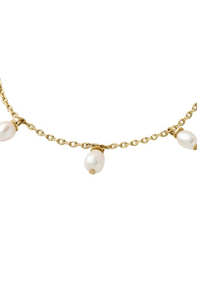 Collana in oro con perle bianche di forma irregolare e accenti dorati, caratterizzata da una texture liscia e un design delicato.