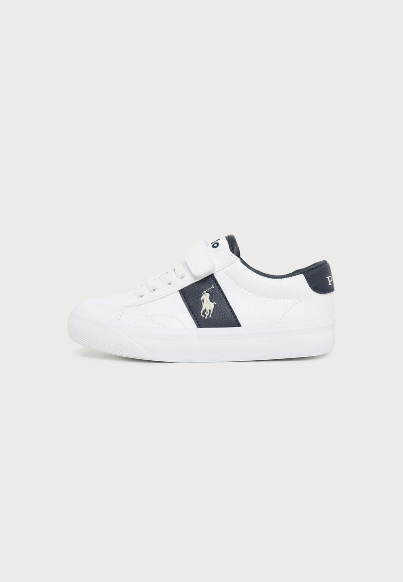Λευκό χαμηλό sneaker με μπλε τακούνι και πλαϊνή επένδυση που φέρει λευκό λογότυπο παίκτη πόλο, κλείσιμο με κορδόνια και αυτοκόλλητο.