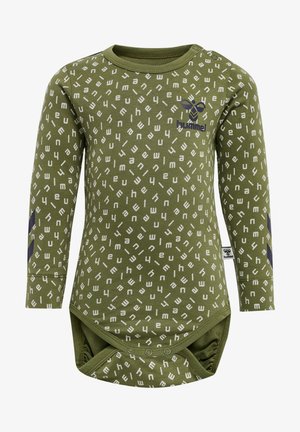 Langærmet bodysuit i olivengrøn bomuld med hvid tekstmønster, med rund krave og trykknaplukning i bunden. Brandlogo på brystet.