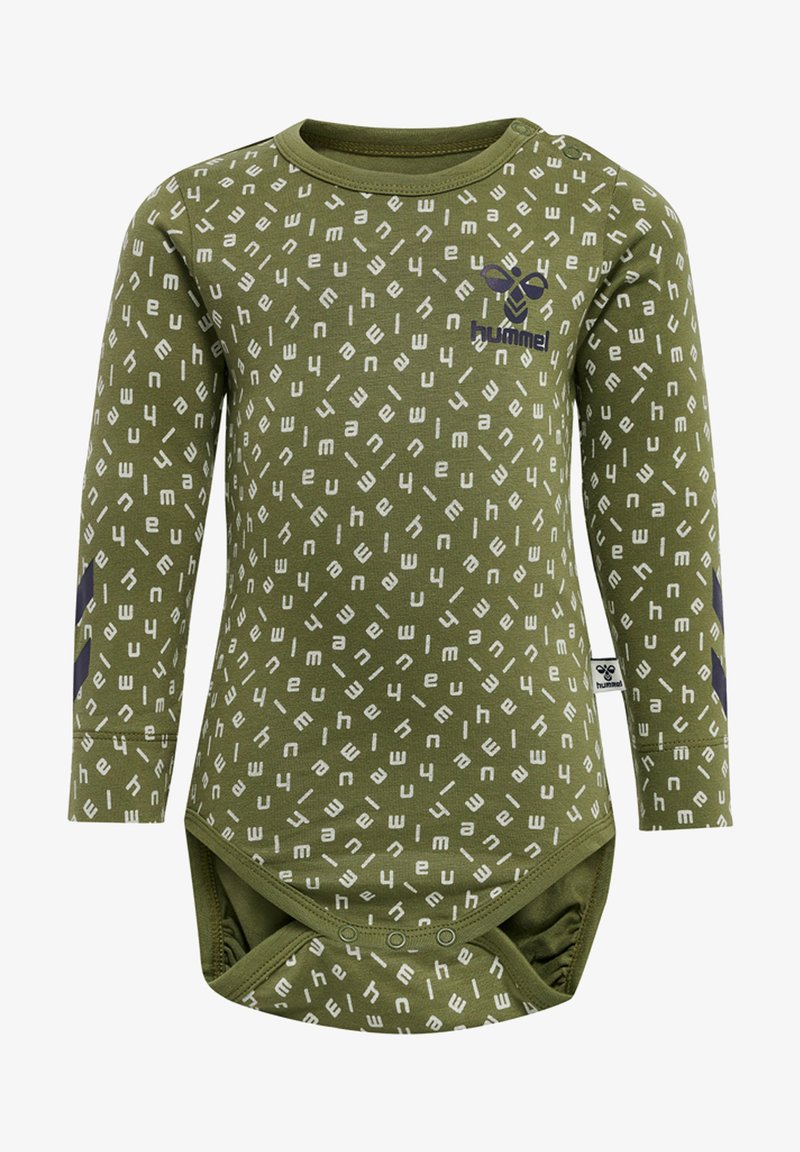 Langarm-Bodysuit aus olivgrünem Baumwollstoff mit weißem Textmuster, Rundkragen und Druckknopfverschluss am Boden. Markenlogo auf der Brust.