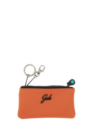 Piccola pochette in pelle arancione con cerniera nera, portachiavi in metallo attaccato, moschettone e logo nero "Gabs" sul davanti.