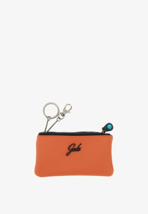 Piccola pochette in pelle arancione con cerniera nera, portachiavi in metallo attaccato, moschettone e logo nero "Gabs" sul davanti.