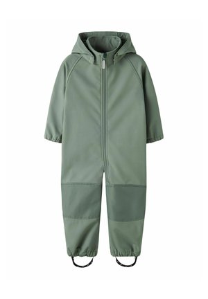 Combinaison une pièce verte imperméable pour enfant avec capuche, fermeture éclair à l'avant et poignets élastiques, conçue pour une utilisation en extérieur.
