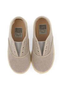 Zapatillas de lona beige sin cordones con paneles laterales elásticos, puntera redonda y suela de yute natural. Incluye etiqueta de logo en el interior.