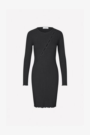 Robe noire à manches longues côtelée, présentant une silhouette ajustée, un ourlet festonné et un détail découpé distinctif sur un côté.