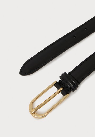 Ceinture en cuir noir avec une boucle rectangulaire dorée et plusieurs trous d'ajustement sur un fond clair.