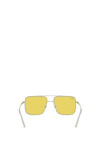 Occhiali da sole quadrati con lenti gialle e una sottile montatura in metallo argentato. Le astine sono bianche con una finitura testurizzata. Design minimalista nel complesso.