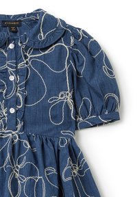 Abito di denim con ricami floreali bianchi, colletto arricciato, maniche a palloncino corte e dettagli di chiusura a pulsante sul davanti.