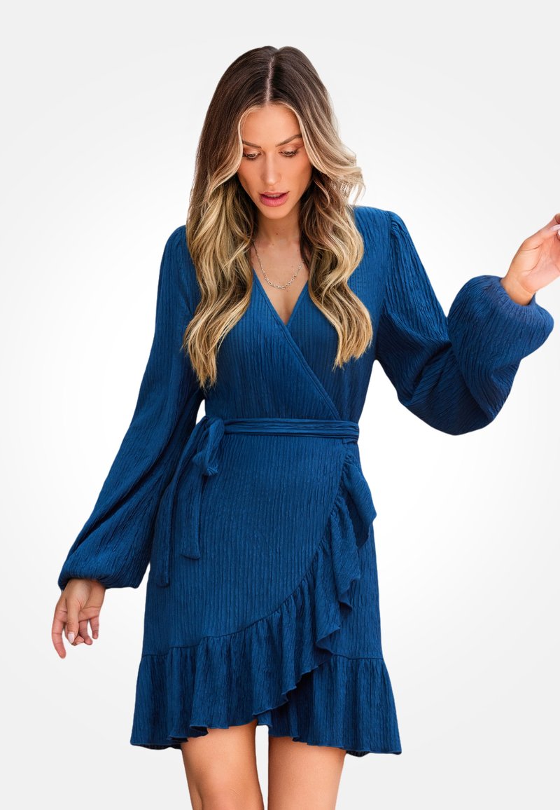 Vestido envolvente azul hecho de tejido texturizado, con mangas largas, cinturón atado, dobladillo con volantes y escote en V profundo.