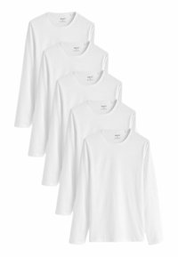 Vita långärmade t-shirts staplade fem i höjd, med rund halsringning och mjukt tyg. Taggar synliga med "NEXT"-märke.