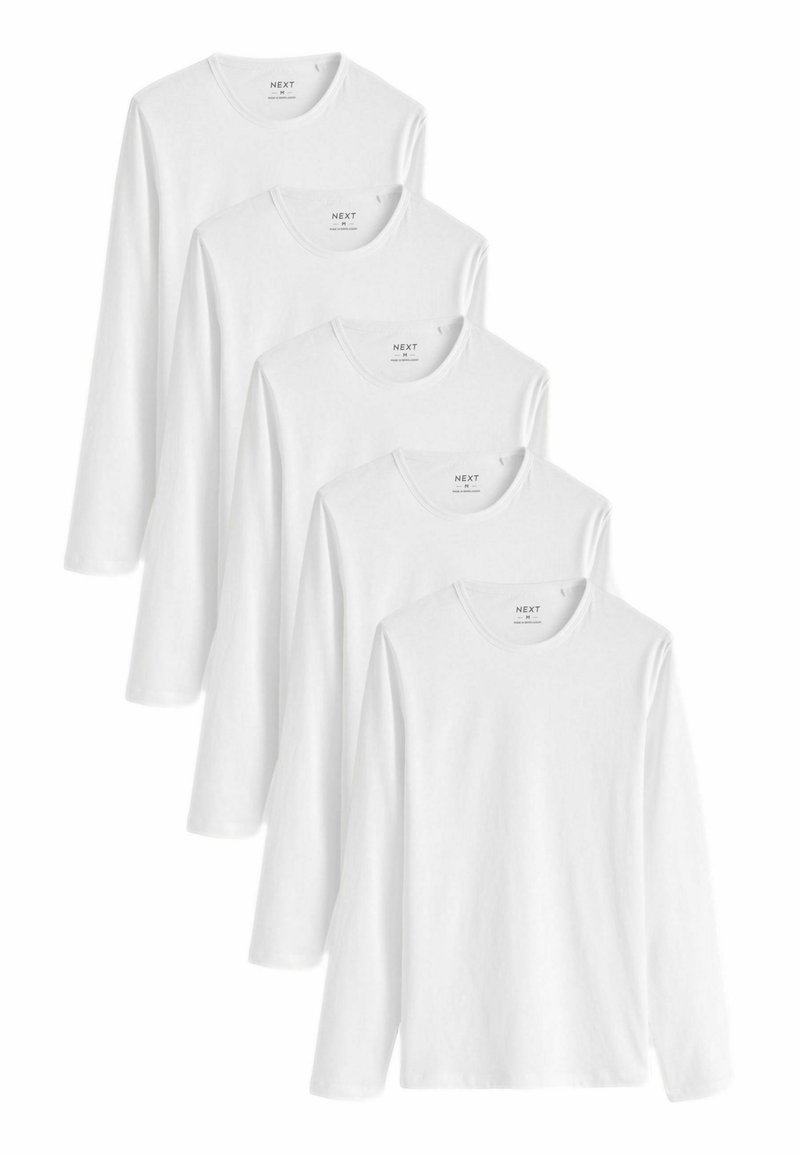 Vita långärmade t-shirts staplade fem i höjd, med rund halsringning och mjukt tyg. Taggar synliga med "NEXT"-märke.