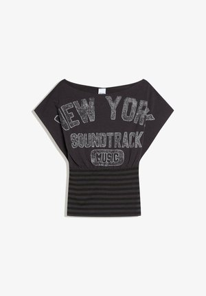Top negru cu mâneci scurte, decolteu larg, text "NEW YORK SOUNDTRACK MUSIC" și talie ajustată cu dungi negre.
