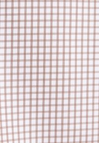 Tessuto di cotone con uno sfondo bianco che presenta un motivo a quadretti color marrone chiaro. I quadrati sono uniformemente distanziati e di piccole dimensioni.