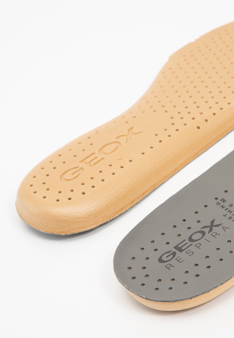 GEOX-Einlagen in Braun und Grau, mit Perforationen für Atmungsaktivität, glatter Textur und geprägtem Logo auf jeder Einlage.