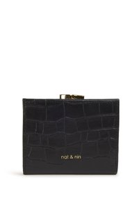 Čierna peňaženka z umelého krokodílej kože so zlatým zapínaním a na prednej strane vyrazeným logom "nat & nin". Obdĺžnikový tvar s textúrovaným povrchom.