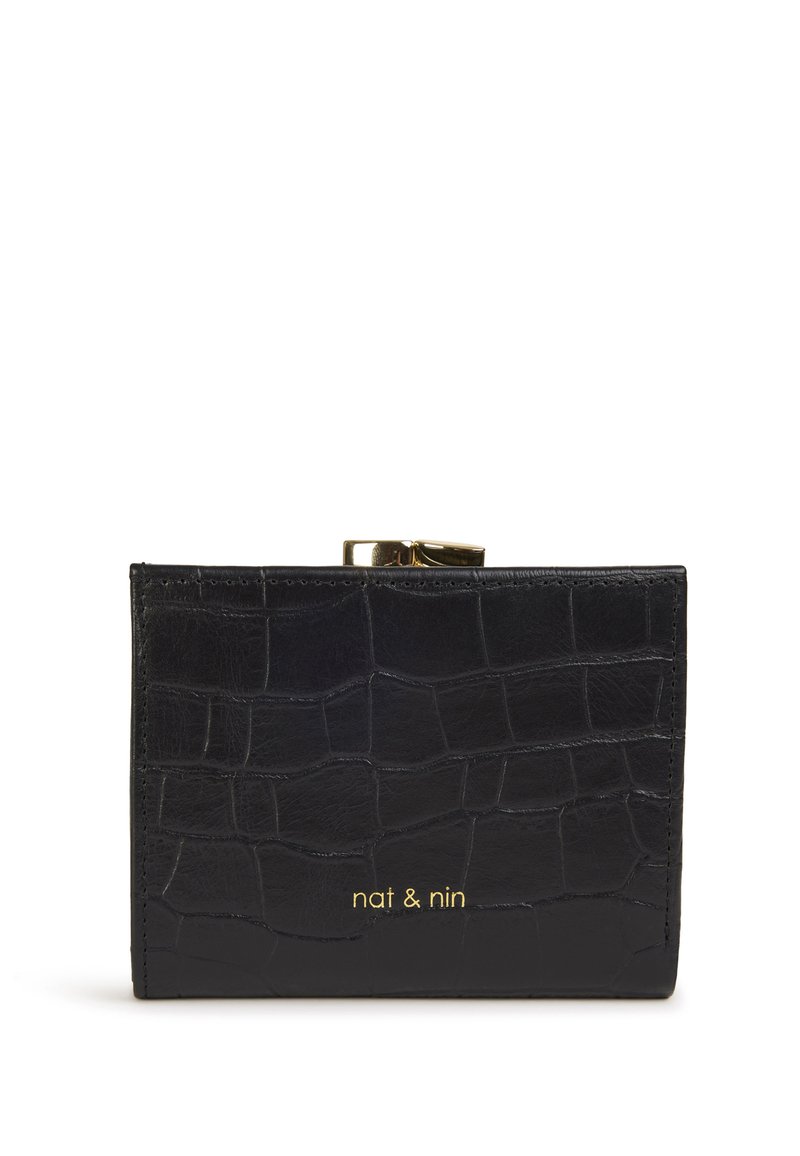 Čierna peňaženka z umelého krokodílej kože so zlatým zapínaním a na prednej strane vyrazeným logom "nat & nin". Obdĺžnikový tvar s textúrovaným povrchom.