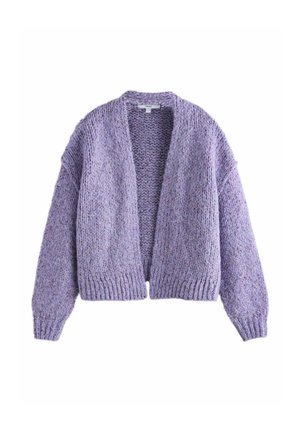 Grob gestrickter Lavendel-Cardigan mit langen Ärmeln, offenem Vorderteil und gerippten Bündchen und Saum, flach auf weißem Hintergrund liegend.