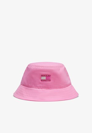 Ružový bucket klobúk so širokým okrajom a nášivkou s logom Tommy Hilfiger umiestnenou v strede vpredu.