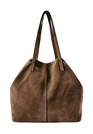 Brązowa torba na ramię z zamszu z podwójnymi paskami na ramię i subtelnym logo marki w dolnym rogu, miękka, teksturowana powierzchnia.