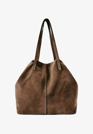 Brązowa torba na ramię z zamszu z podwójnymi paskami na ramię i subtelnym logo marki w dolnym rogu, miękka, teksturowana powierzchnia.