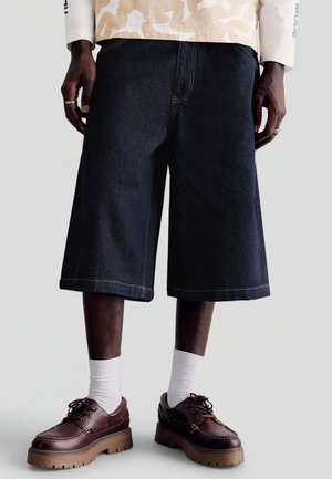 Bershka EMBROIDERED SKATER - Farmer rövidnadrágok - royal blue