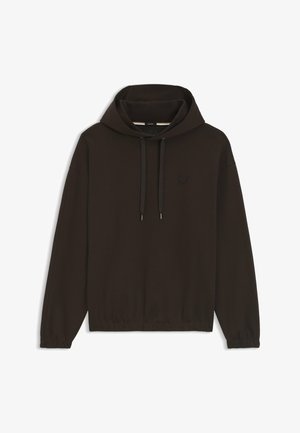 Brauner Kapuzenpullover mit lockerer Passform, ausgestattet mit einer Fronttasche, Kordelzügen und einem kleinen Logo-Patch auf der Brust. Glatte Stoffoberfläche.