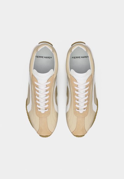 Paire de baskets Pierre Hardy beige et blanches avec des lacets blancs, vues de dessus sur un fond blanc uni.