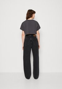 Calvin Klein Jeans EMBROIDERED MONOLOGO CROPPED  - Apdrukāts T-krekls - washed black