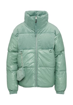 Mintgroene pufferjack met een mix van glanzende en geribbelde texturen, hoge kraag, rits aan de voorkant en een bevestigde tas met kettingdetail.