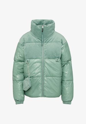 Veste matelassée vert menthe avec un mélange de textures brillantes et côtelées, col haut, fermeture éclair à l'avant et poche attachée avec détail en chaîne.