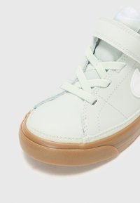 Ανοιχτό πράσινο αθλητικό παπούτσι με λείο δέρμα, αντίθετο λευκό λογότυπο και σόλα από καουτσούκ τύπου γκόμ. Διαθέτει Velcro και κορδόνια.