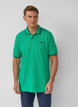 Grünes Poloshirt mit kurzen Ärmeln und Kragen, mit kontrastierenden dunkelblauen Streifen und einem kleinen Logo auf der linken Brust. Glatte Textur.