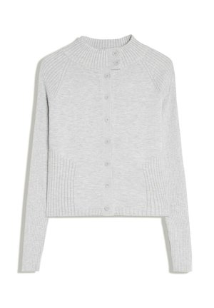Cardigan en maille côtelée gris clair avec manches longues, col rond montant et fermeture boutonnée devant.