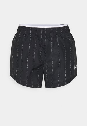 Schwarze Sportshorts mit weißen vertikalen "NIKE"-Textstreifen und einem weißen Nike-Swoosh-Logo am linken Bein, elastischer Bund.