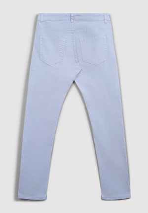 Jasnoniebieskie jeansy slim fit wykonane z bawełny, z klasycznym pięciopocketowym wzorem i gładką teksturą. Widok z tyłu pokazujący tylne kieszenie.