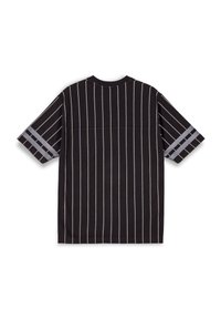 Camiseta negra de manga corta con rayas verticales blancas, con detalles grises en las mangas y cuello redondo. Tejido texturizado.