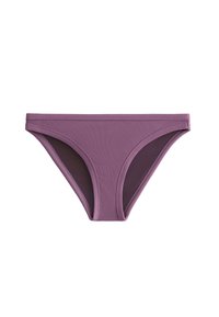 Bikini bottom viola a costine con un morbido rivestimento interno, caratterizzato da un taglio a vita bassa e cinturini laterali stretti. Nessun motivo o accento aggiuntivo.