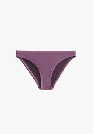 Purpurni bikini spodnji del z rebrasto teksturo in gladko notranjo podlogo, ki ima nizko rez in ozke stranske trakove. Brez vzorcev ali dodatnih okrasnih elementov.