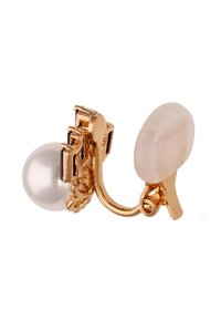 Goudkleurige clip-on oorbel met een grote witte parel en een gladde, ovale steen. Gedetailleerd metaalwerk met een gepolijste afwerking.