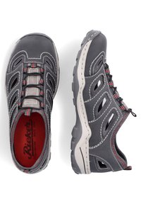 Grauer Sneaker mit synthetischem Obermaterial, kontrastierendem weißen Nähten, roten Akzenten und ausgeschnittenen Seitenpaneelen. Flexible Gummisohle mit strukturiertem Grip.