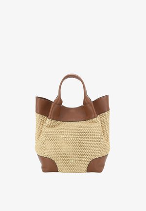 Borsa tote beige intrecciata con rifiniture in pelle marrone, doppio manico, base strutturata e piccolo logo dorato vicino al centro inferiore.