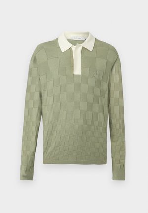 Langermet lys grønn strikket poloskjorte med rutemønster, hvit krage og liten brodert logo på brystet.