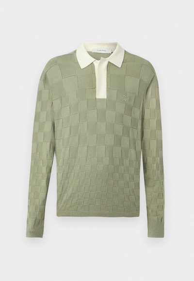 Πουλοβέρ πόλο μακρυμάνικο σε ανοιχτό πράσινο χρώμα με σχέδιο σκακιέρας, λευκό γιακά και μικρό κεντημένο λογότυπο στο στήθος.